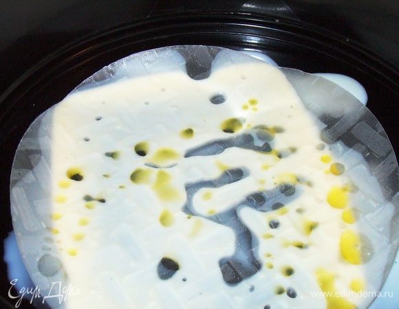 Поверх соуса первый лист рисовой бумаги.