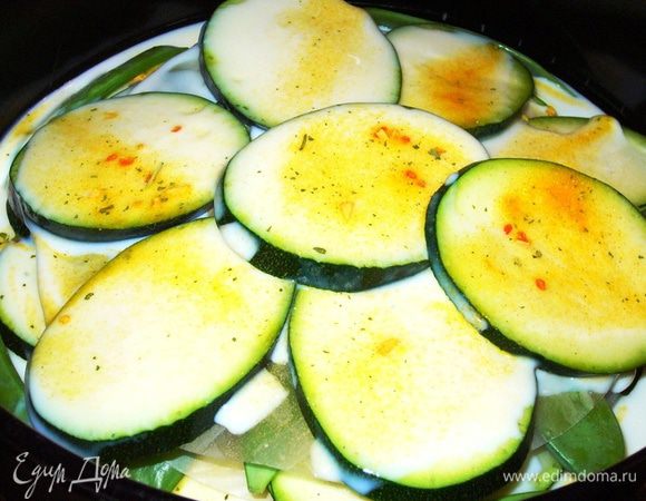 Повторяем слои. Последним этажом выкладываем цуккини. Отправляем в разогретую духовку минут на 20-25. (Лучше бы отправить под гриль, но увы - у меня такой функции нет).