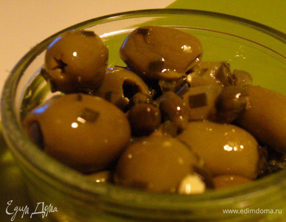 Пока запекается лазанья, готовим оливковый салат. К сожалению, приличных  оливок с косточкой в доме вчера не нашлось, пришлось брать уже без косточки... Добавляем каперсы, мелко нарезанную луковицу и оливковое масло. Отставляем в сторону.