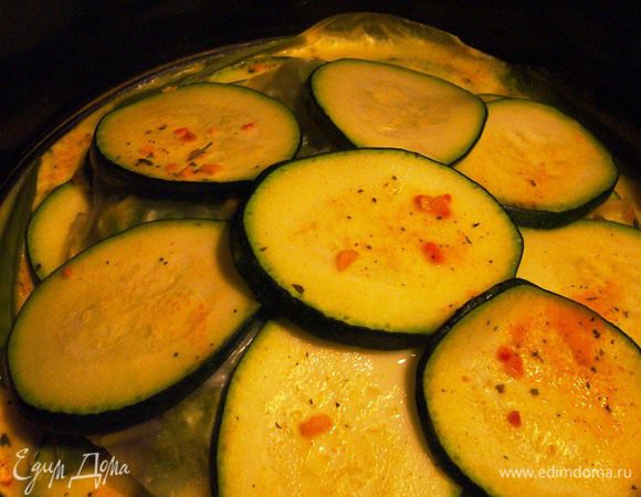 Достаём готовую лазанью из духовки. (Вегетарианцы могут в данный момент посыпать лазанью сыром и отправить под гриль ещё на 10 минут).