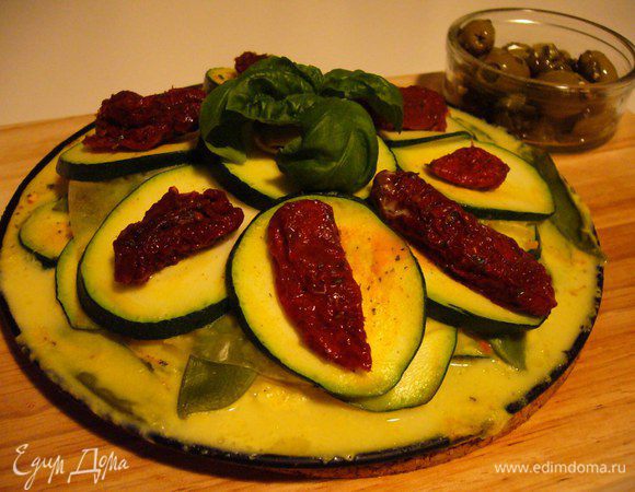 Украшаем лазанью вялеными томатами и веточкой базилика. Подаём с салатом из оливок и каперсов. Приятного евразийского аппетита!