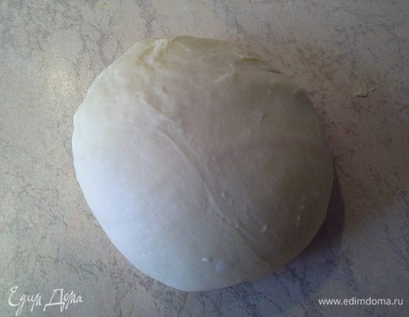 Замешиваем тесто, я это делала в хлебопечке. 
Кладем яйца, масло, соль, муку, Замешиваем тесто,  должно получиться одновременно крутое и в тоже время мягкое тесто, которое не прилипает к рукам. Оставляем отдохнуть.