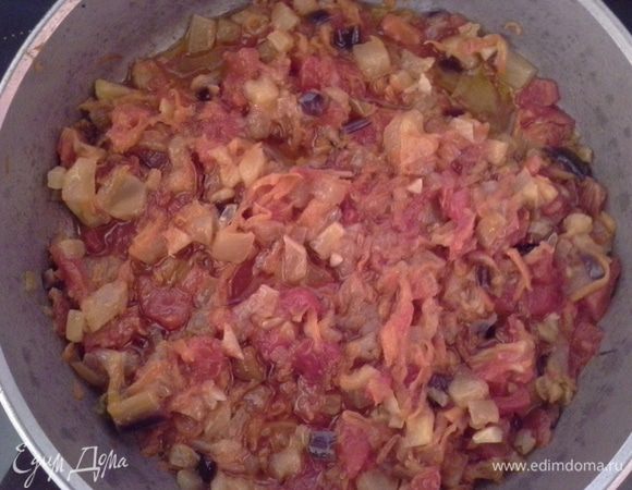 Кладем в сковороду масло, лук, морковь, перец и обжариваем 5 мин.  
Затем добавляем цукини и баклажан, помешивая обжариваем 7 мин. После чего накрываем крышкой и тушим 20 мин. 
По истечении времени кладем помидоры и тушим еще 20 мин,  в конце добавляем чеснок. 
Немного солим и можно добавить прованские травы, в моей семье их не любят, поэтому я не ложила.