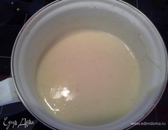 Варим соус:
В кастрюльку кладем сливочное масло и муку, обжариваем минуту и по немногу наливаем тепллое молоко, интенсивно перемешивая. 
В конце немного солим и добавляем чуть чуть мускатного ореха, буквально на кончике чайной ложечке.