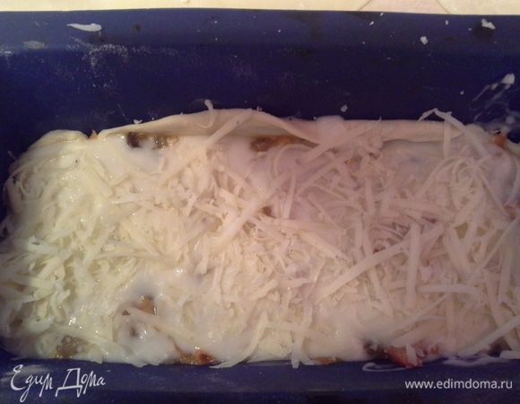 Укладываем лазанью в форму слоями:
Немного соуса, тесто, начинка, соус, тертый сыр.
Чередуем пока не заполним всю форму, заканчиваем тесто, начинка, соус,  сыр.