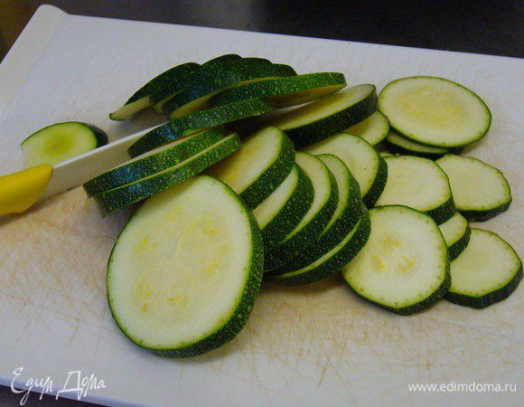 Нарезаем цукини достаточно тонкими пластинами.