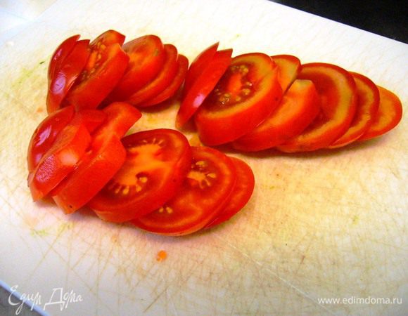Кольцами нарезаем томаты.