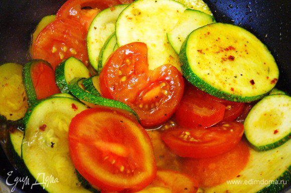 Добавляем нарезанные помидоры. Обжариваем ещё минут 7-9, чтобы овощи проготовились. Не забываем проверить на соль.