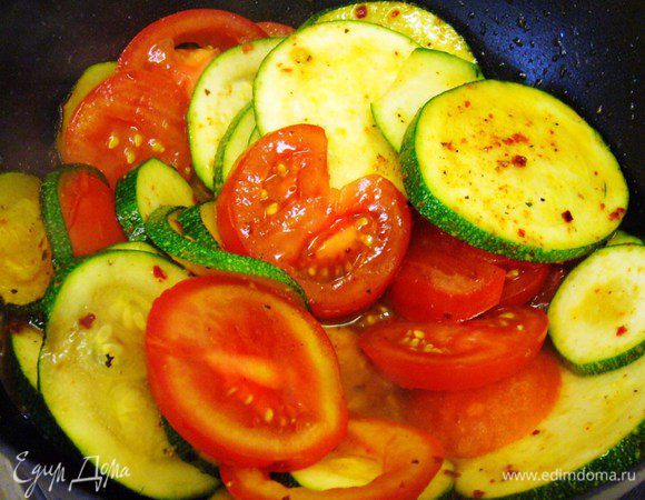 Добавляем нарезанные помидоры. Обжариваем ещё минут 7-9, чтобы овощи проготовились. Не забываем проверить на соль.