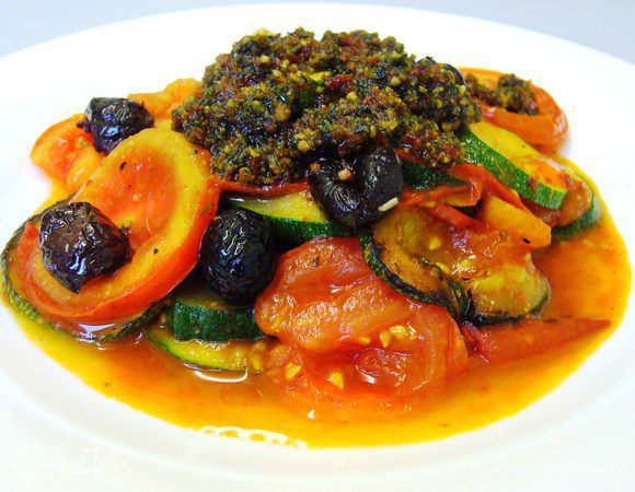 Выкладываем овощи горкой. Украшаем маслинами и томатным песто.