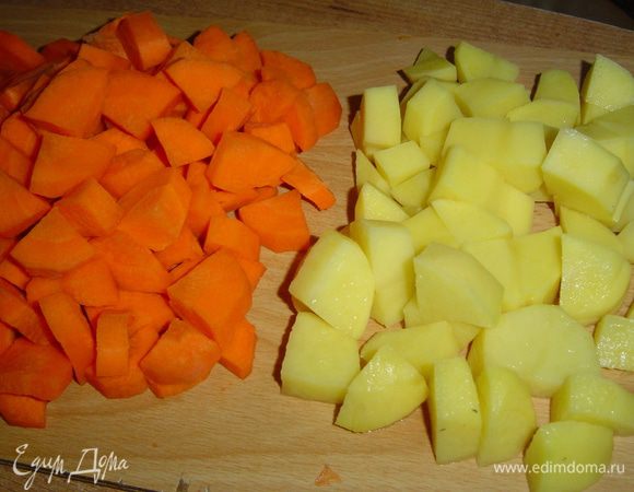 Морковь и картофель очищаем и нарезаем небольшими кусочками. 