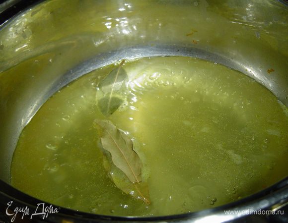 Бульон доводим до кипения и кладем лавровый лист,