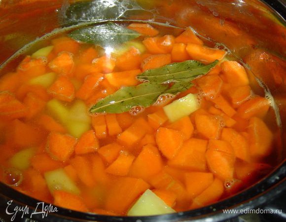 а затем морковь и картофель. Варим на небольшом огне около 30 минут.