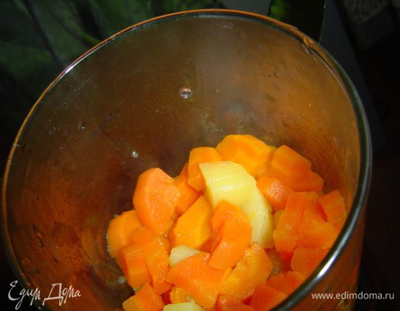 После этого удаляем лавровый лист, а картофель с морковью измельчаем до состояния пюре с помощью блендера.