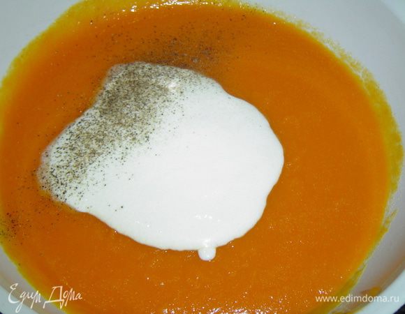 К полученному пюре добавляем оливковое масло, натуральный йогурт и перемешиваем, солим и перчим по вкусу. 