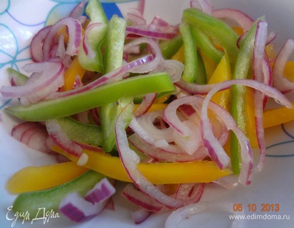 Болгарский перчик вымыть, отрезать по четвертинке от каждого, и нарезать тонкой соломкой. Воду с лука слить, смешать в миске с перцем, посыпать щепоткой сахара, полить винным уксусом, хорошо перемешать и оставить на столе мариноваться.