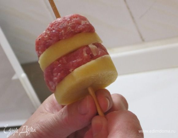 Деревянные шпажки замочить в холодной воде на 30 минут. Нанизать на шпажки поочередно ломтики картофеля и лепешки из фарша.