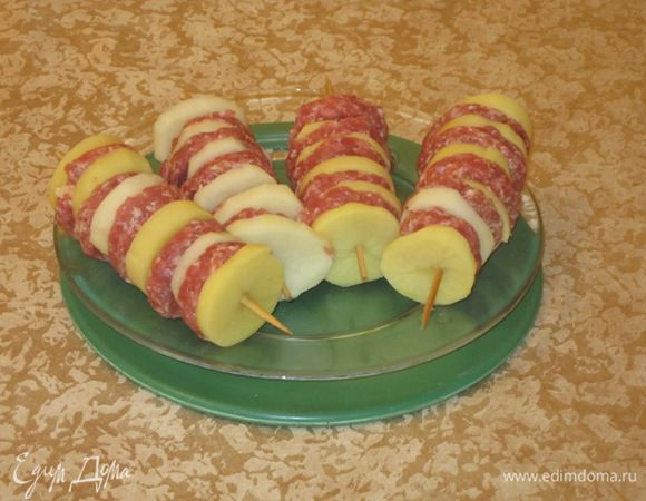 Получилось 4 шпажки с картофелем и мясным фаршем.