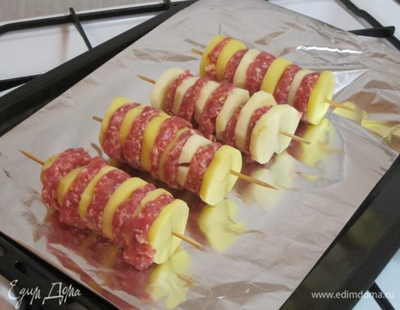 Выложить "гармошки" на противень, выстланный фольгой. Закрыть сверху фольгой и выпекать в духовке 40 минут при 180 С. Затем развернуть фольгу, смазать "гармошки" растительным маслом, поставить допекаться еще минут на 10, чтобы они подрумянились.