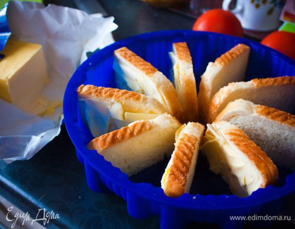 1) подготовьте все ингредиенты

2) намажьте сливочным маслом каждый кусочек хлеба и выложите их на ребро по кругу в форму