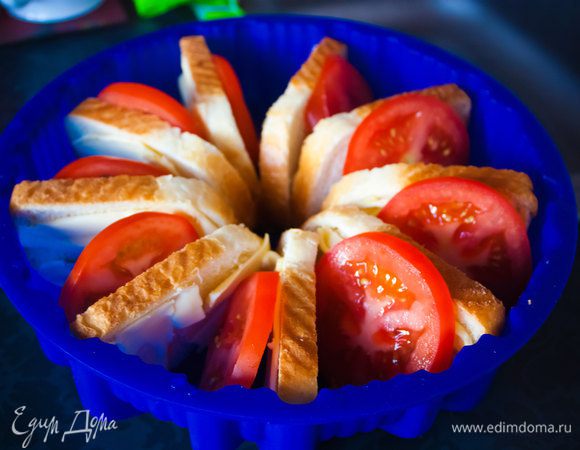 3) нарежьте помидоры и уложите кусочки помидоров между хлебом в форму