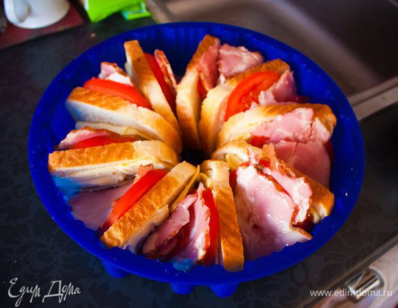 4) нарежьте ветчину кусочками и уложите их также как и помидоры. При желании можно заполнить оставшееся пространство, уложив туда ещё несколько кусочков помидоров и ветчины