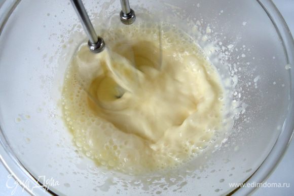В другой емкости взбить желтки с мукой, ванилином и второй половиной молока.