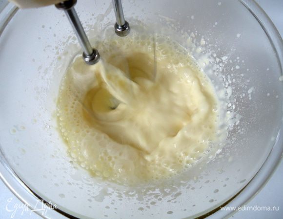 В другой емкости взбить желтки с мукой, ванилином и второй половиной молока.

