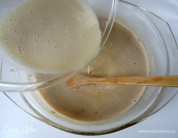 Влить яично-мучную смесь в сахарный сироп и быстро перемешать. Кастрюлю поместить на водяную баню (которую поставить заранее) и варить, пока не начнет густеть.
