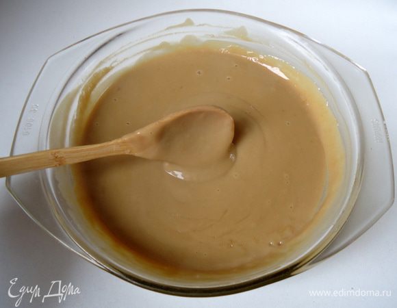 Убрать крем с водяной бани. Он должен быть стекающим с ложки, гуще не надо, иначе торт не пропитается. 