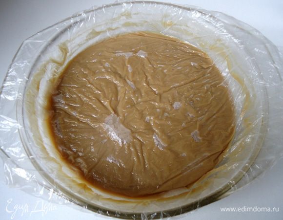 Накрыть целлофаном, плотно прилегая к крему, чтобы не заветрился. Оставить так до полного остывания. 



