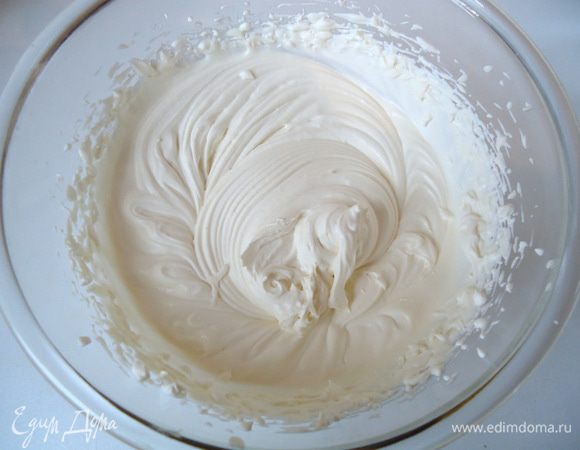 Сливки взбить в устойчивую пену. 

