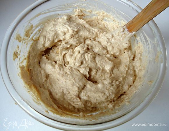 Перемешать сливки с арахисовой халвой.

