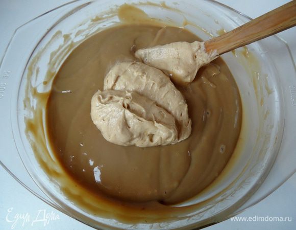 Смешать сливочный крем с остывшим заварным кремом. 
