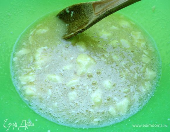 Приготовить тесто и выпечь коржи. Ёмкость с водой поставить на плиту до закипания воды. Яйца, мед, сахар, соду, сливочное масло смешать в емкости поменьше. 

