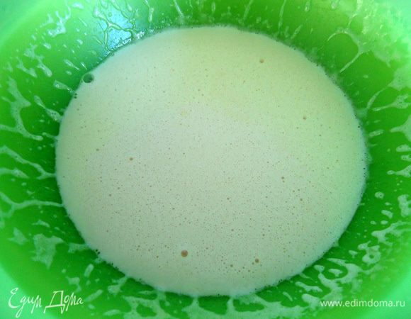 Установить чашу на водяную баню и нагревать до растворения и небольшого пенообразования. 

