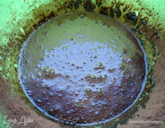 Снять с водяной бани, всыпать какао, перемешать.
