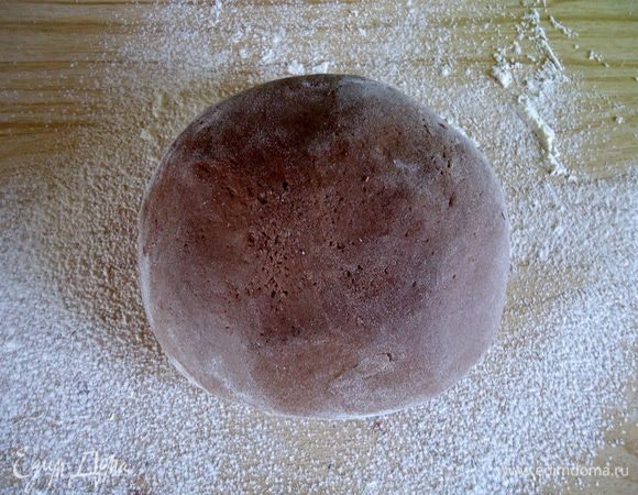 Выложить тесто на припыленный мукой стол и хорошо вымесить. 