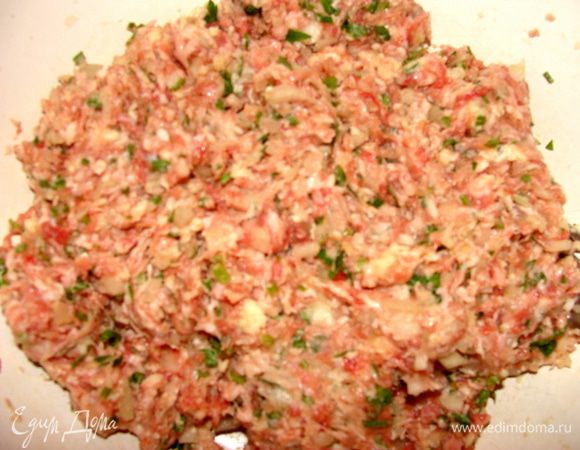 Перемешать фарш. Луковицу очистить и мелко нарубить. Петрушку и чеснок тоже мелко порезать. Смешать все с фаршем. Добавить яйцо,мякиш белого хлеба, соль, перец, сыр, все как следует вымесить.