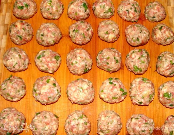 Скатать маленькие фрикадельки, выложить на доску и убрать на 20-30 мин в холод.