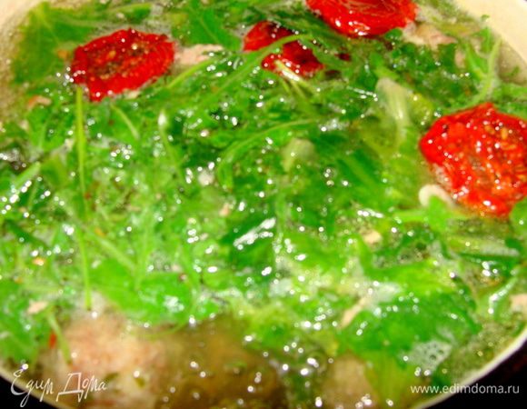  Добавить горячие фрикадельки, вяленые помидорки, в конце "рукколу". 