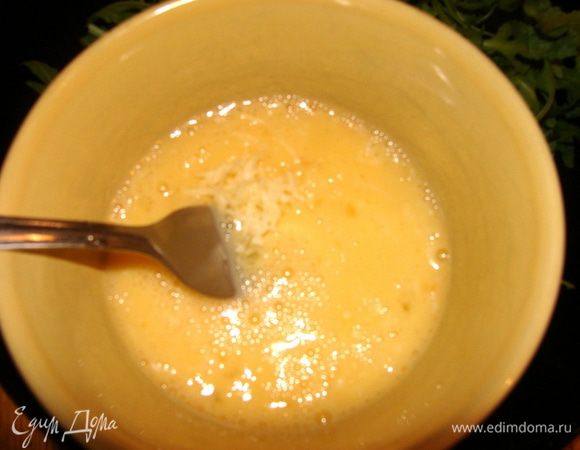 В плошку разбить два яйца и взбить с небольшим количеством тертого сыра "пармезан".