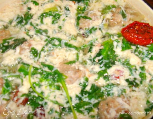 Тонкой струйкой влить в суп, при этом постоянно его помешивать. Дать закипеть и снять с плиты.