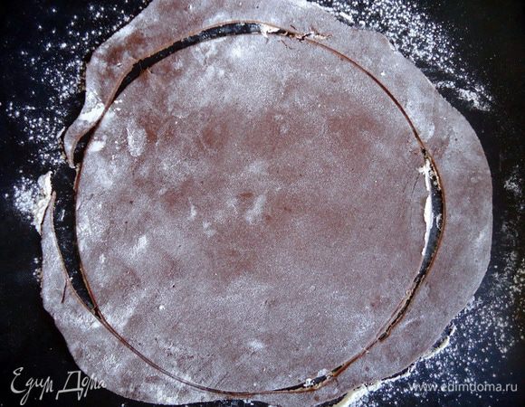 Каждую часть раскатать в пласт 3-4 мм, перенести на противень припыленный мукой, вырезать круг диаметром 20 см. Выпекать каждый корж в разогретой духовке при 180 гр. ~ 5-7 минут (следите по своей духовке).
