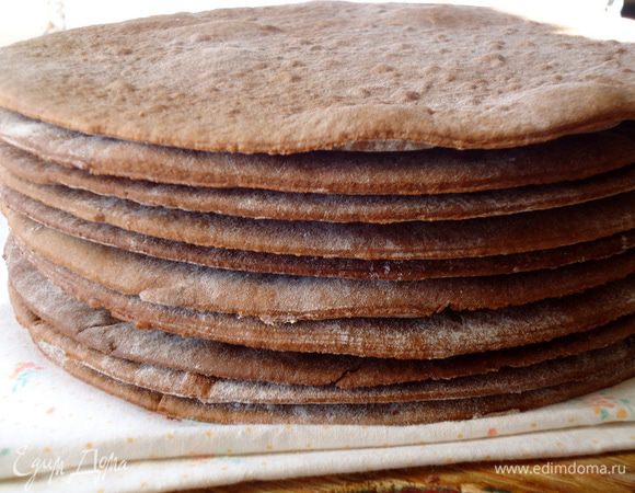 Пока выпекается первый корж, раскатываем второй и так поочередно.
Выпечка коржей происходит быстро. Из обрезков получилось еще три коржа.
Всего вышло 11 коржей. Последний одиннадцатый, раскрошить на крошку для обсыпки торта.
