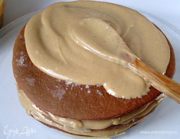 Сборка торта. Поочередно один за другим коржи смазываем кремом, по 3-4 столовых ложки на корж. На последний корж крем не наносить, на него ляжет глазурь.


