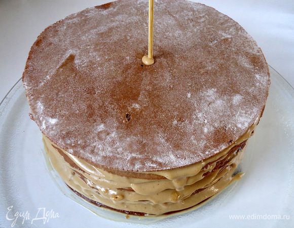Накладывая, поочередно коржи друг на друга, образуется высокая «башня», которая может поплыть в бок. Собрав все коржи и выровняв их, можно посередине воткнуть шпажку и так убрать в холодильник, на пару часов.
После вынуть торт из холода. Шпажку удалить. 