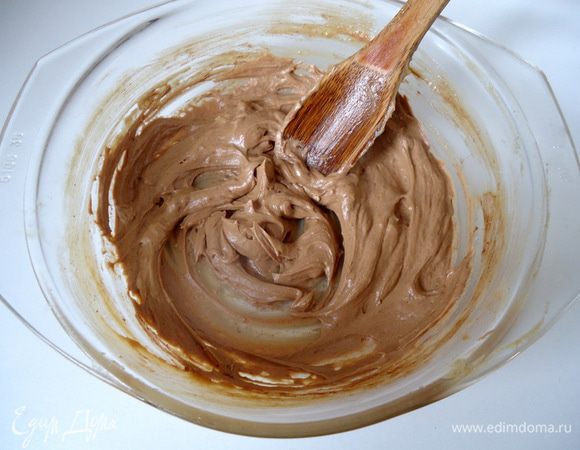 В оставшийся крем добавить 50-70 г мягкого сливочного масла, хорошо взбить.
