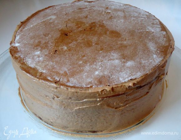 Бока торта обмазать кремом.

