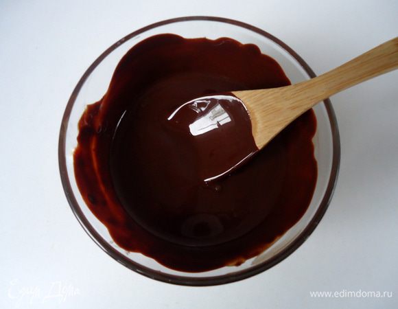 Шоколад поломать, добавить масло и растопить на паровой бане, хорошо перемешать. 
